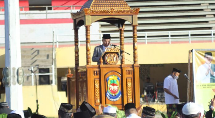 Bupati, Ketua TP PKK Berbaur dengan Masyarakat Melaksanakan Salat Idul Fitri di Stadion Mini Turatea Bupati