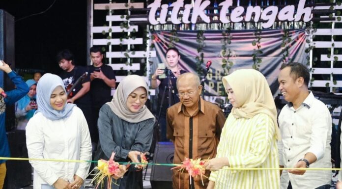 Bupati Bersama Ketua TP PKK Resmikan Food Court dan Play ground Titik Tengah Bupati