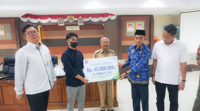 Ahli Waris Tanaga Honorer Pemkab Jeneponto Terima Santunan dari BPJS Ketenagakerjaan Ahli Waris Tanaga Honorer