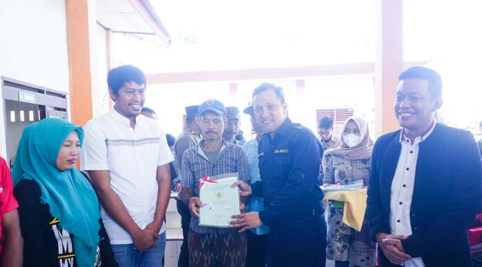 Serahkan Sertifikat Tanah Kepada Warga Desa Kalimporo, Wabup Jeneponto Sampaikan ini Serahkan Sertifikat Tanah