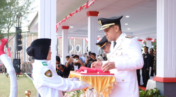 Anak Petani Terpilih Bawa Bendera pada Upacara Penurunan Sang Merah Putih di Jeneponto Anak Petani Terpilih Bawa Bendera