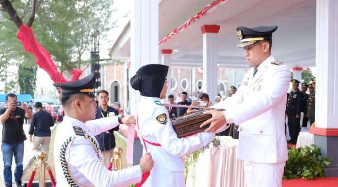 Wabup Jeneponto Bertindak Sebagai Inspektur Upacara Penurunan Sang Merah Putih HUT Ke-77 RI Wabup Jeneponto Bertindak Sebagai