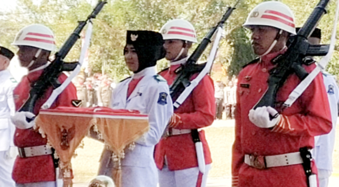 Reski Yuniarti, Siswa SMAN 2 Jeneponto Jadi Pembawa Baki pada Upacara HUT Ke-77 RI Reski Yuniarti