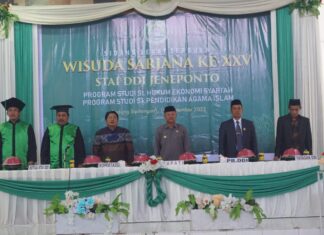 Hadiri Wisuda