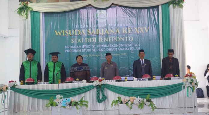 Hadiri Wisuda