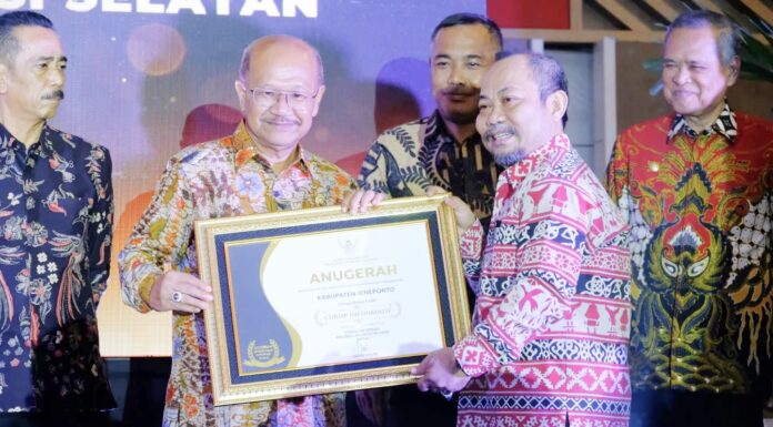 Pemkab Jeneponto Pertama Raih Penghargaan Badan Publik Daerah Cukup Informatif Raih Penghargaan Badan