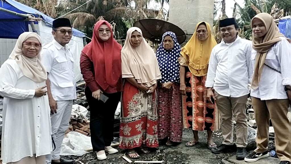 Anggota DPRD Sulsel, Vonny Ameliani Bersama Ketua DPC Gerindra Jeneponto Sambangi Korban Kebakaran