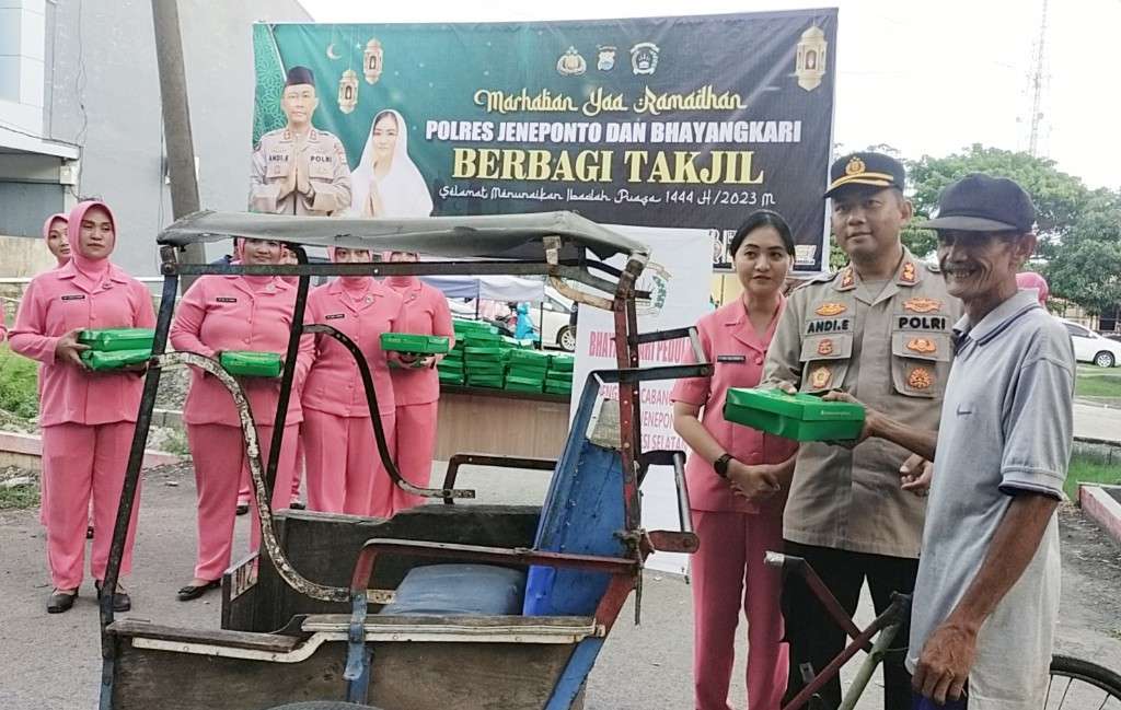 Manfaatkan Momen Ramadhan, Polres dan Bhayangkari Jeneponto Bagi-bagi Takjil