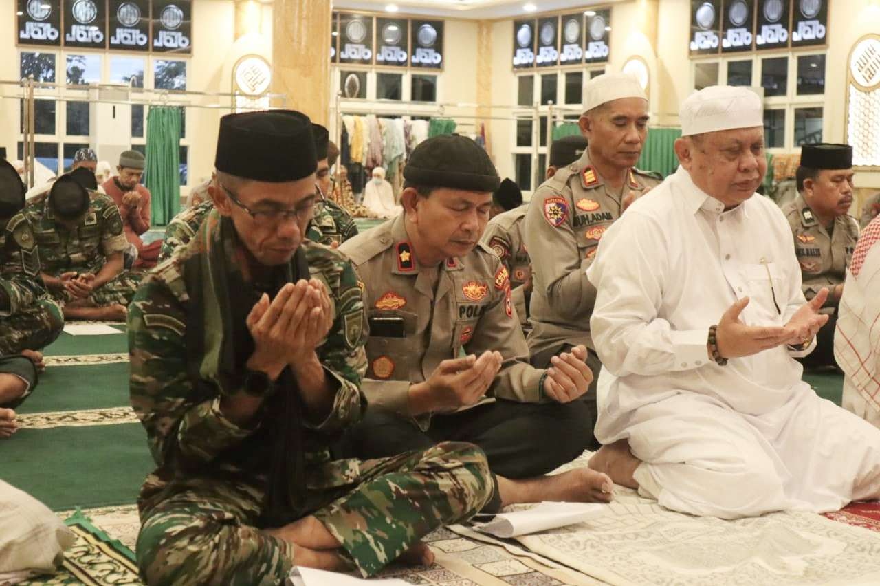 Jalin Sinergitas, Personil TNI Polri Salat Subuh dan Zikir Bersama di Masjid Agung Jeneponto