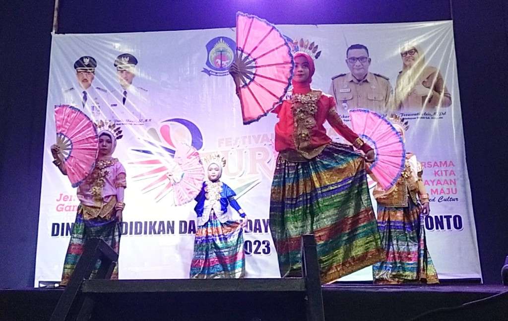 Festival Budaya Turatea, Penari dan Peraga Busana Adat UPT SDN 8 Binamu Tampil Memukau