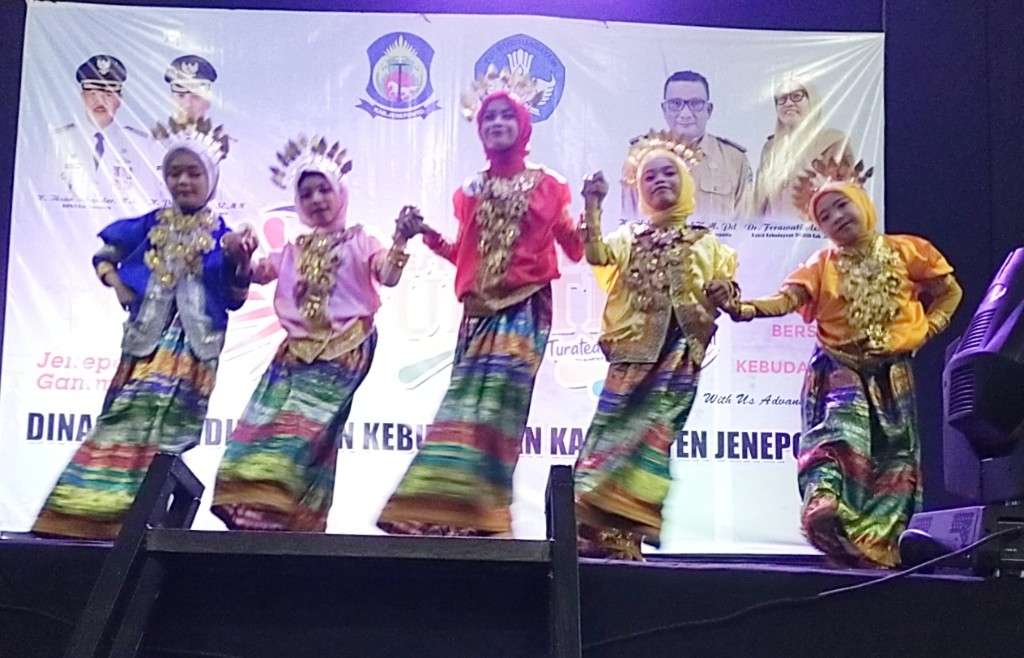 Festival Budaya Turatea, Penari dan Peraga Busana Adat UPT SDN 8 Binamu Tampil Memukau