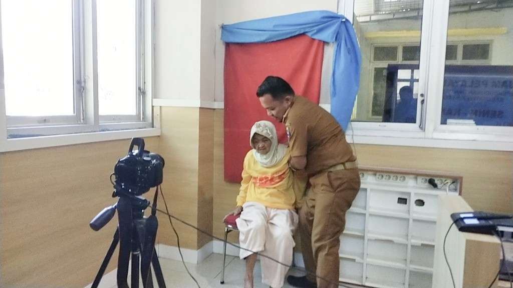 Plt Kadis Dukcapil Jeneponto Jemput Langsung Lansia Tak Punya Dokumen Kependudukan