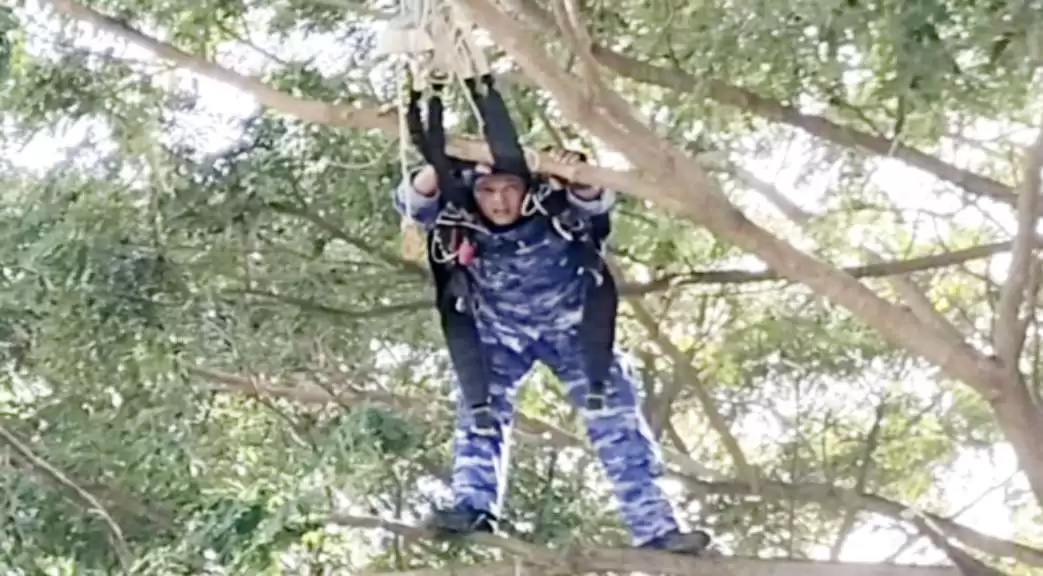 Peringatan Hari Bhakti Ke-76 AU, Penerjun Payung Tersangkut di Atas Pohon