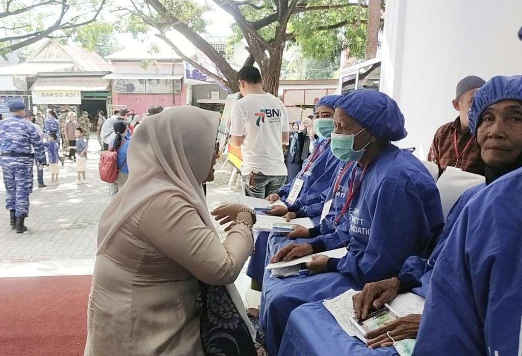 Hadiri Peringatan Hari Bhakti ke-76 TNI AU, Legislator Gerindra Vonny Ameliani Sapa Lansia