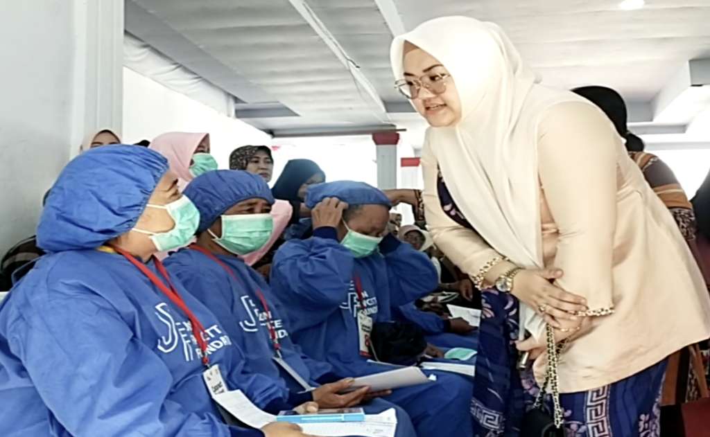 Hadiri Peringatan Hari Bhakti ke-76 TNI AU, Legislator Gerindra Vonny Ameliani Sapa Lansia