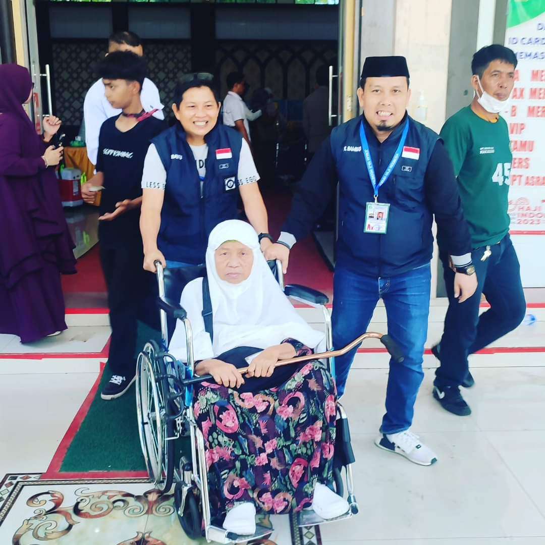 Dinas Kesehatan Jeneponto Jemput Jemaah Haji, Ada yang Pulang Naik Ambulans