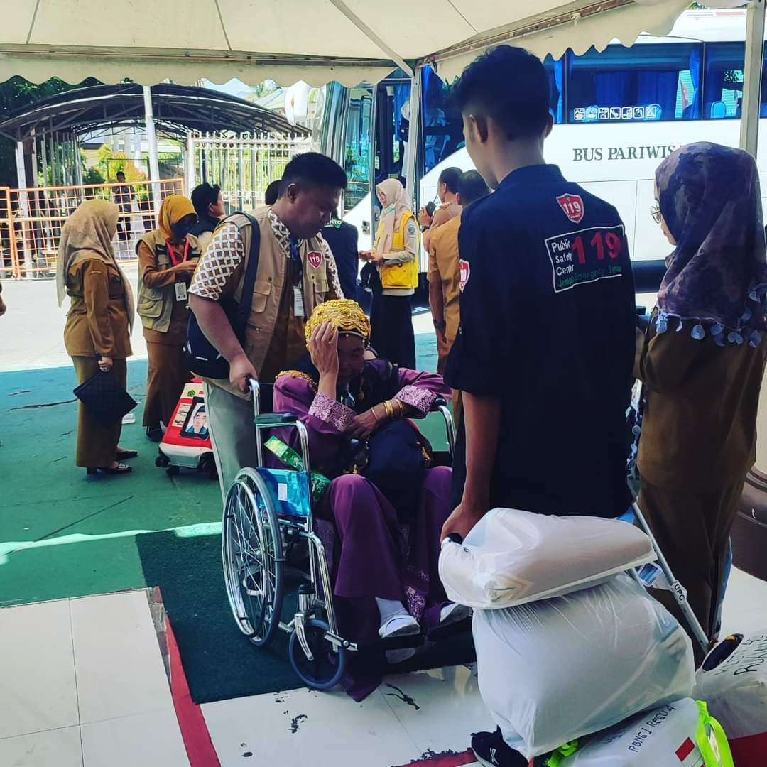 Dinas Kesehatan Jeneponto Jemput Jemaah Haji, Ada yang Pulang Naik Ambulans
