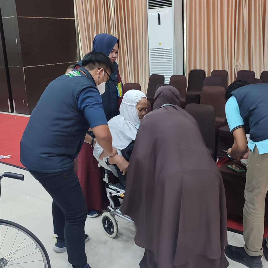 Dinas Kesehatan Jeneponto Jemput Jemaah Haji, Ada yang Pulang Naik Ambulans