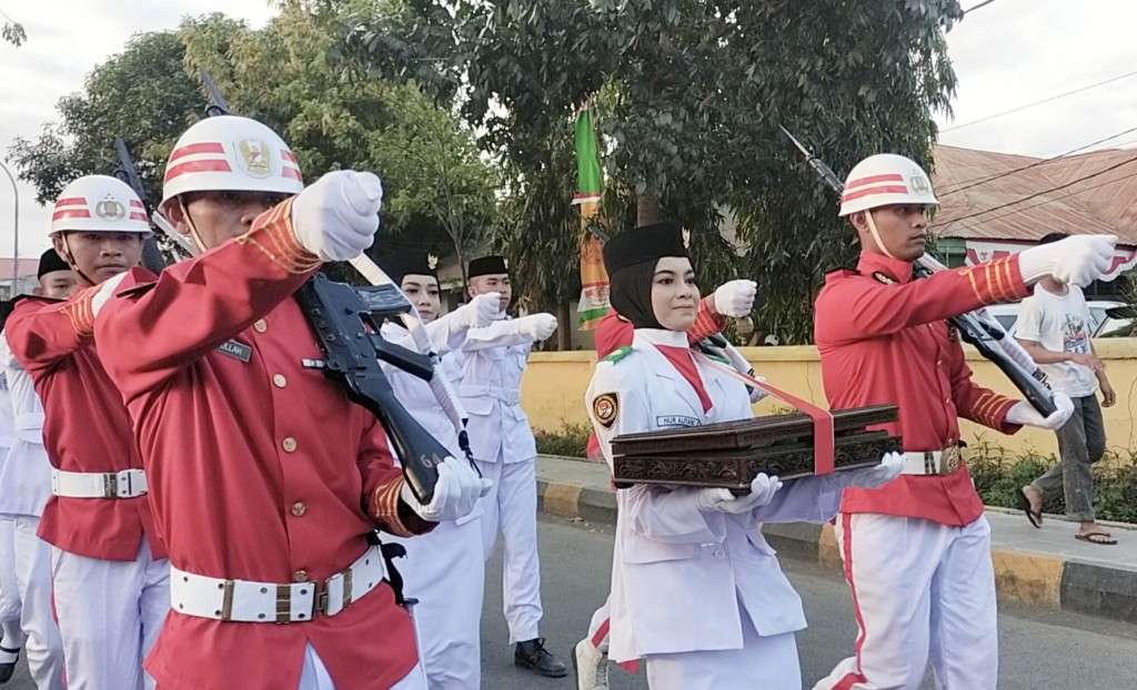 Sosok Siswa MAN Pembawa Baki Upacara Penurunan Bendera HUT RI ke-78 di Jeneponto