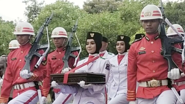 Sosok Siswa MAN Pembawa Baki Upacara Penurunan Bendera HUT RI ke-78 di Jeneponto Anak Anggota TNI