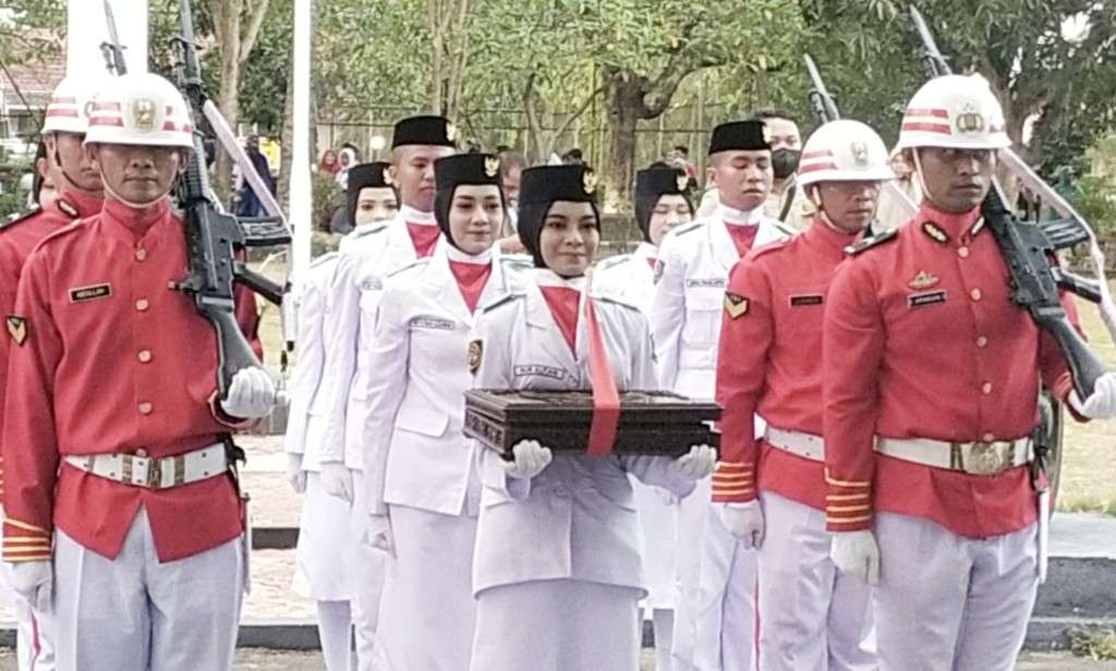Sosok Siswa MAN Pembawa Baki Upacara Penurunan Bendera HUT RI ke-78 di Jeneponto