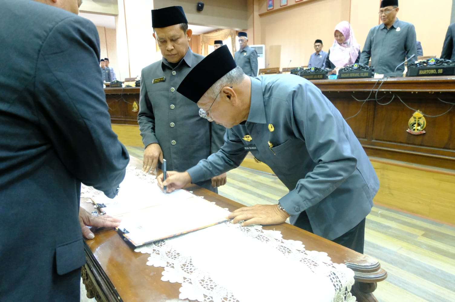 Bupati Jeneponto Serahkan Ranperda APBD tahun 2024 Kepada DPRD