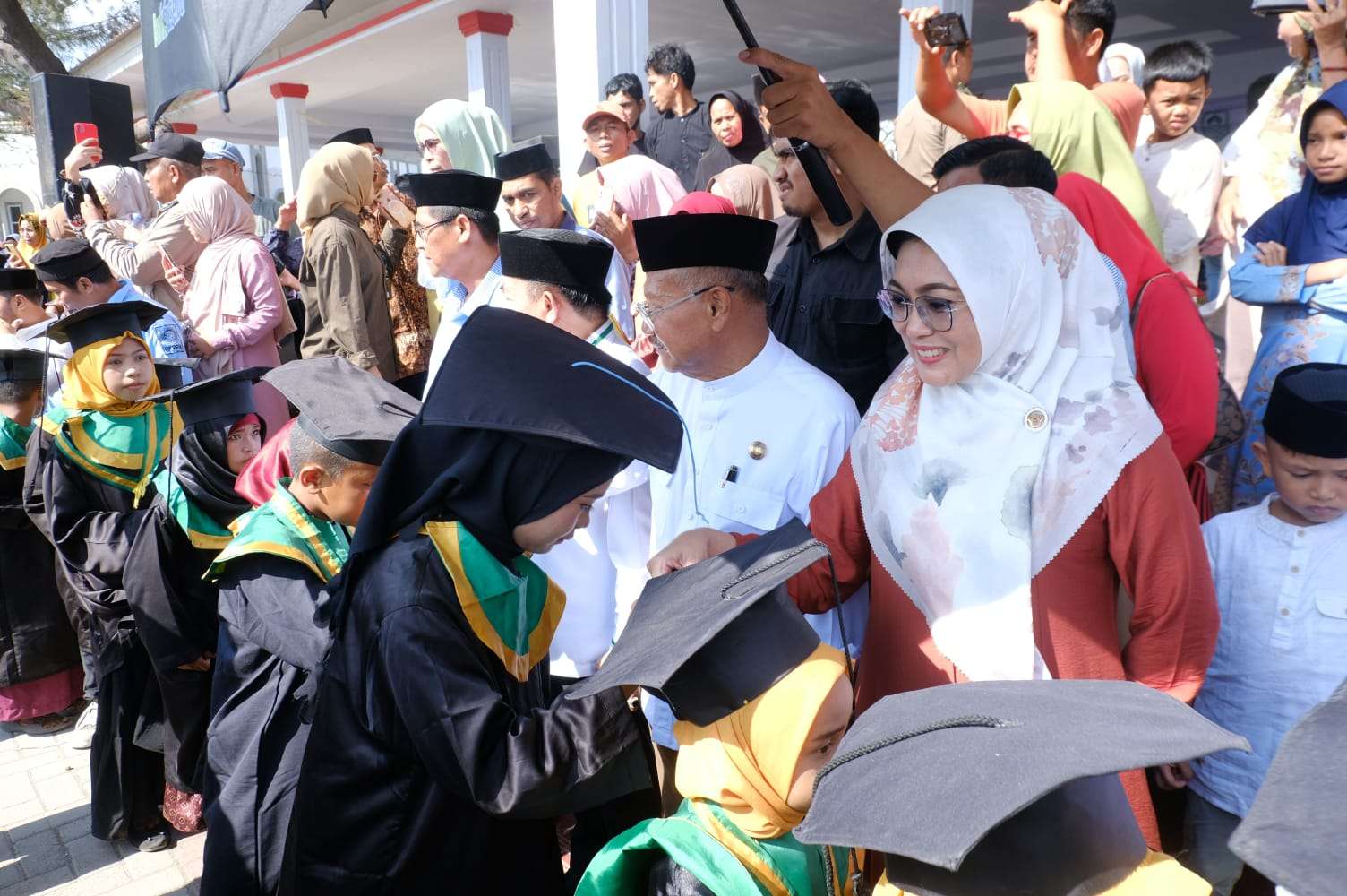 Hadiri Wisuda Santri TKA TPA, Bupati dan Ketua TP PKK Jeneponto Harap ini