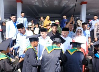 Hadiri Wisuda