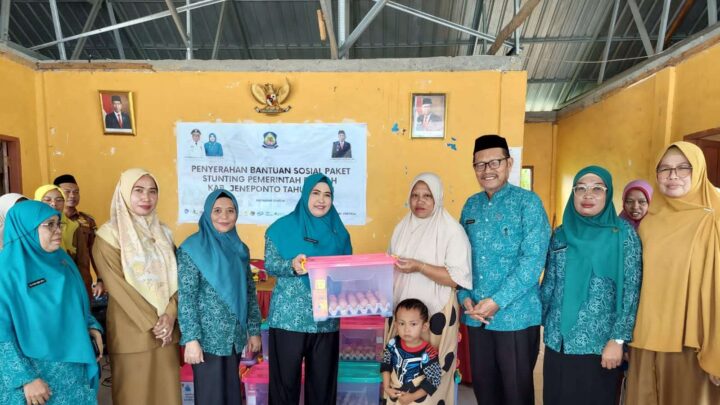 Percepat Penurunan Stunting, Pj Ketua PKK Jeneponto Serahkan Bantuan Sosial Percepat Penurunan Stunting