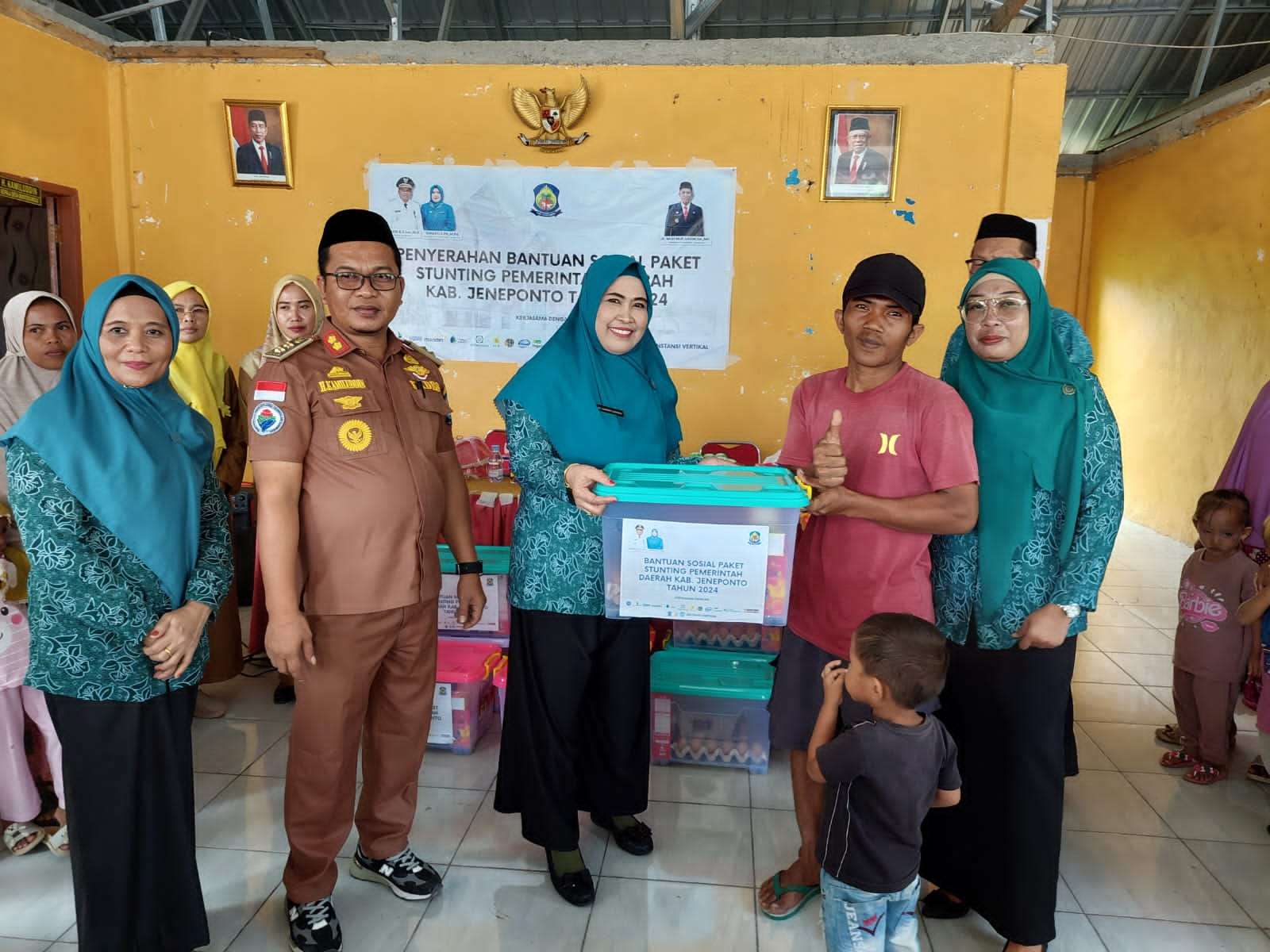 Percepat Penurunan Stunting, Pj Ketua PKK Jeneponto Serahkan Bantuan Sosial