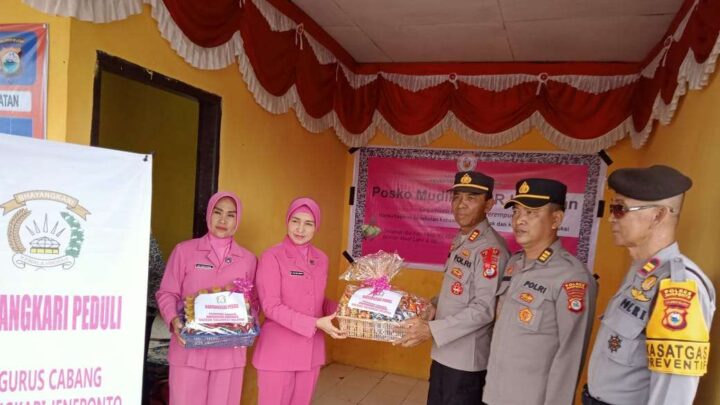 Ketua Bhayangkari Cabang Jeneponto Kunjungi Pos Pengamanan Operasi Ketupat Lipu Ketua Bhayangkari