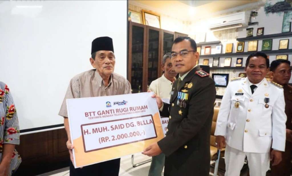 Warga Terdampak Runtuhnya Menara Diskominfo Jeneponto Dapat Bantuan