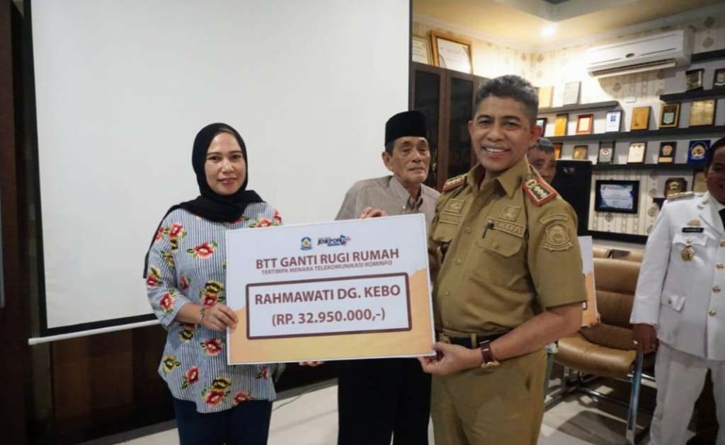 Warga Terdampak Runtuhnya Menara Diskominfo Jeneponto Dapat Bantuan