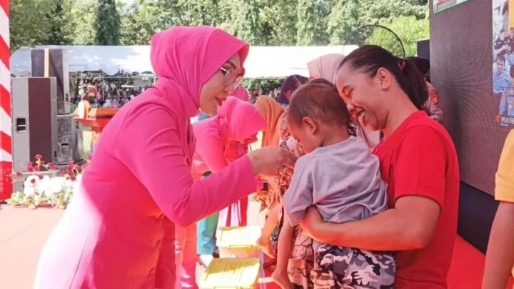 Balita Stunting Jeneponto Terima Bantuan dari Ketua Bhayangkari Polda Sulsel Balita Stunting