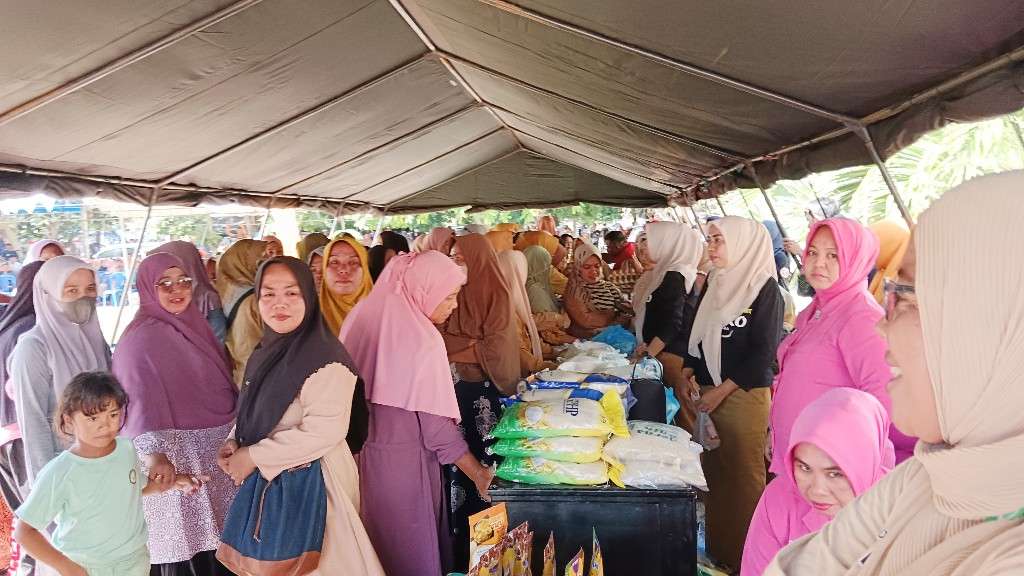 Ketua Bhayangkari Polda Sulsel, Pantau Pasar Murah di Jeneponto, Masyarakat Dapat Bantuan Gratis