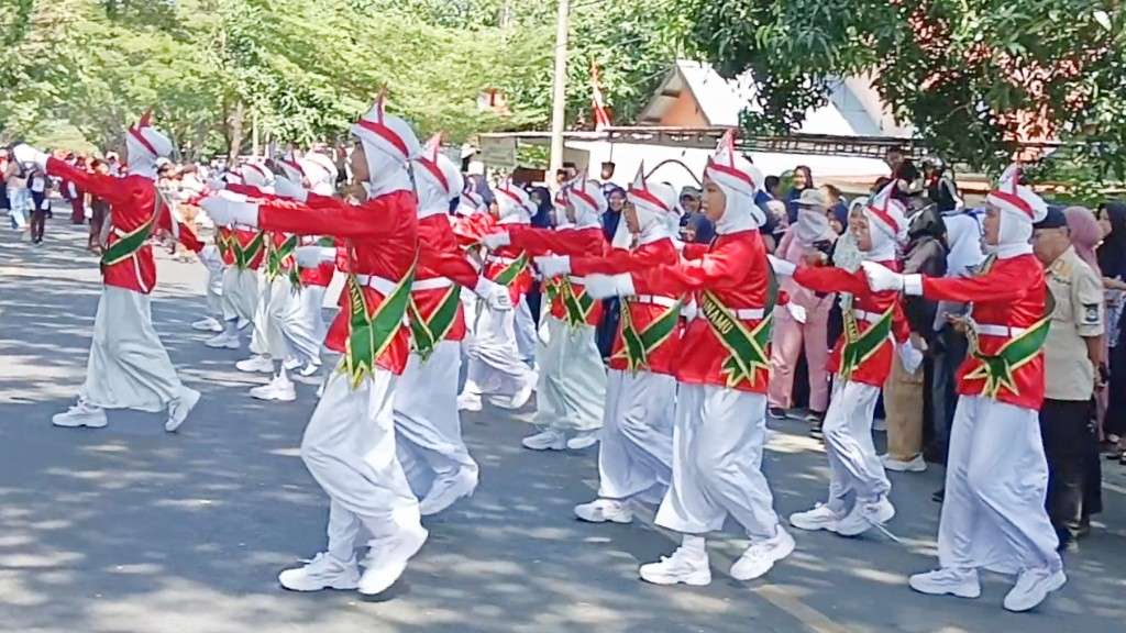 Semarakkan HUT ke-79 RI, 2 Barisan Gerak Jalan Indah UPT SDN 8 Binamu Tunjukkan Aksinya