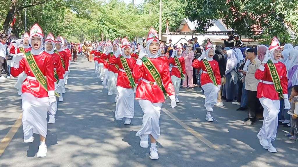 Semarakkan HUT ke-79 RI, 2 Barisan Gerak Jalan Indah UPT SDN 8 Binamu Tunjukkan Aksinya