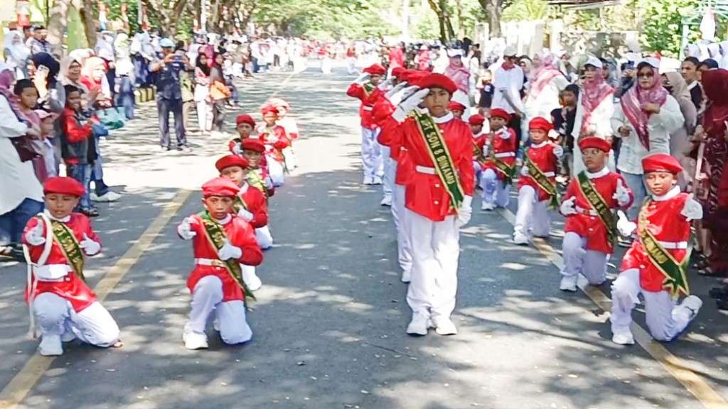 Semarakkan HUT ke-79 RI, 2 Barisan Gerak Jalan Indah UPT SDN 8 Binamu Tunjukkan Aksinya