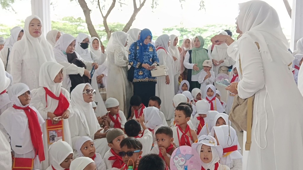 Ribuan Orang Tua Antusias Dampingi Anak di Manasik Haji Cilik 2025 di Jeneponto