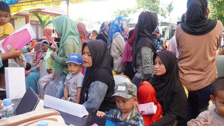 Kades Barana dan Masyarakat Apresiasi Bakti Sosial Departemen IKA FK Unhas Kades Barana