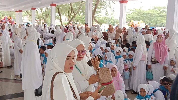 Ribuan Orang Tua Antusias Dampingi Anak di Manasik Haji Cilik 2025 di Jeneponto Ribuan Orang