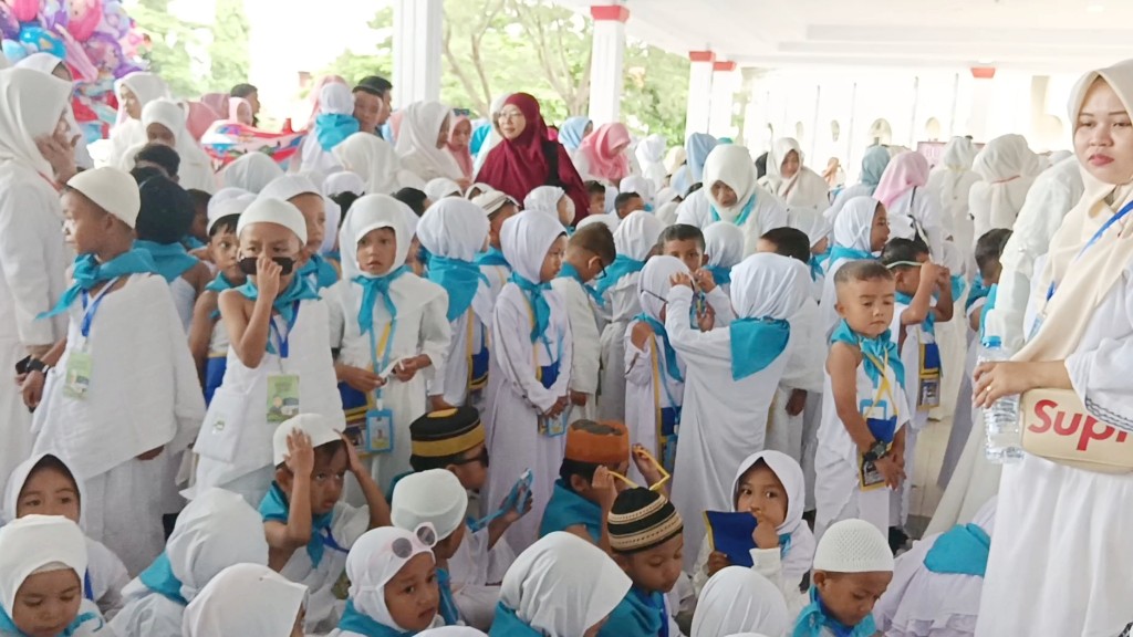 Ribuan Orang Tua Antusias Dampingi Anak di Manasik Haji Cilik 2025 di Jeneponto