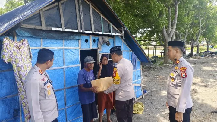 Kapolres Jeneponto Kunjungi Warga Kurang Mampu di Arungkeke, Berikan Bantuan Sosial Kapolres Jeneponto