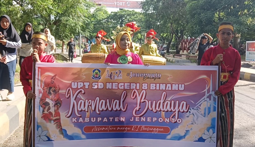SDN 8 Binamu Meriahkan Karnaval Hari Jadi ke-162 Jeneponto dengan Baju Adat dan Becak Tradisional