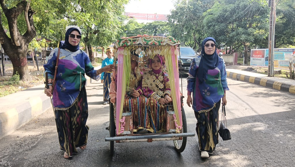 SDN 8 Binamu Meriahkan Karnaval Hari Jadi ke-162 Jeneponto dengan Baju Adat dan Becak Tradisional