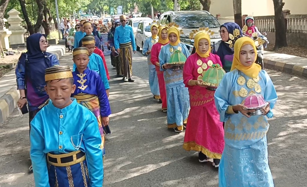 SDN 8 Binamu Meriahkan Karnaval Hari Jadi ke-162 Jeneponto dengan Baju Adat dan Becak Tradisional
