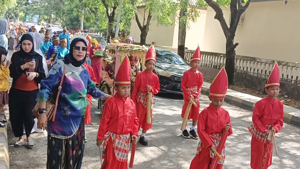 SDN 8 Binamu Meriahkan Karnaval Hari Jadi ke-162 Jeneponto dengan Baju Adat dan Becak Tradisional