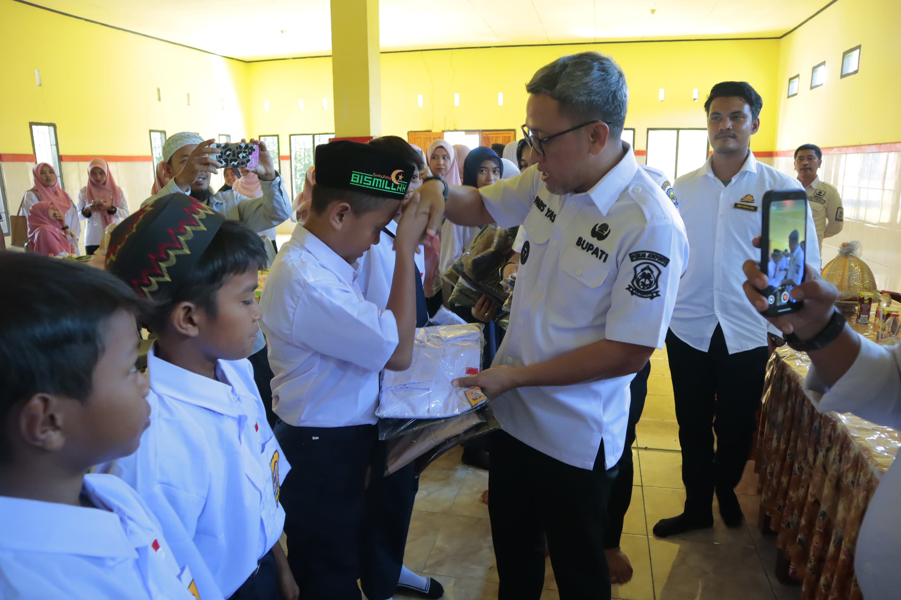 Serahkan Bantuan Seragam Sekolah, Bupati Jeneponto Dorong Pengkatan Pendidikan Berkualitas
