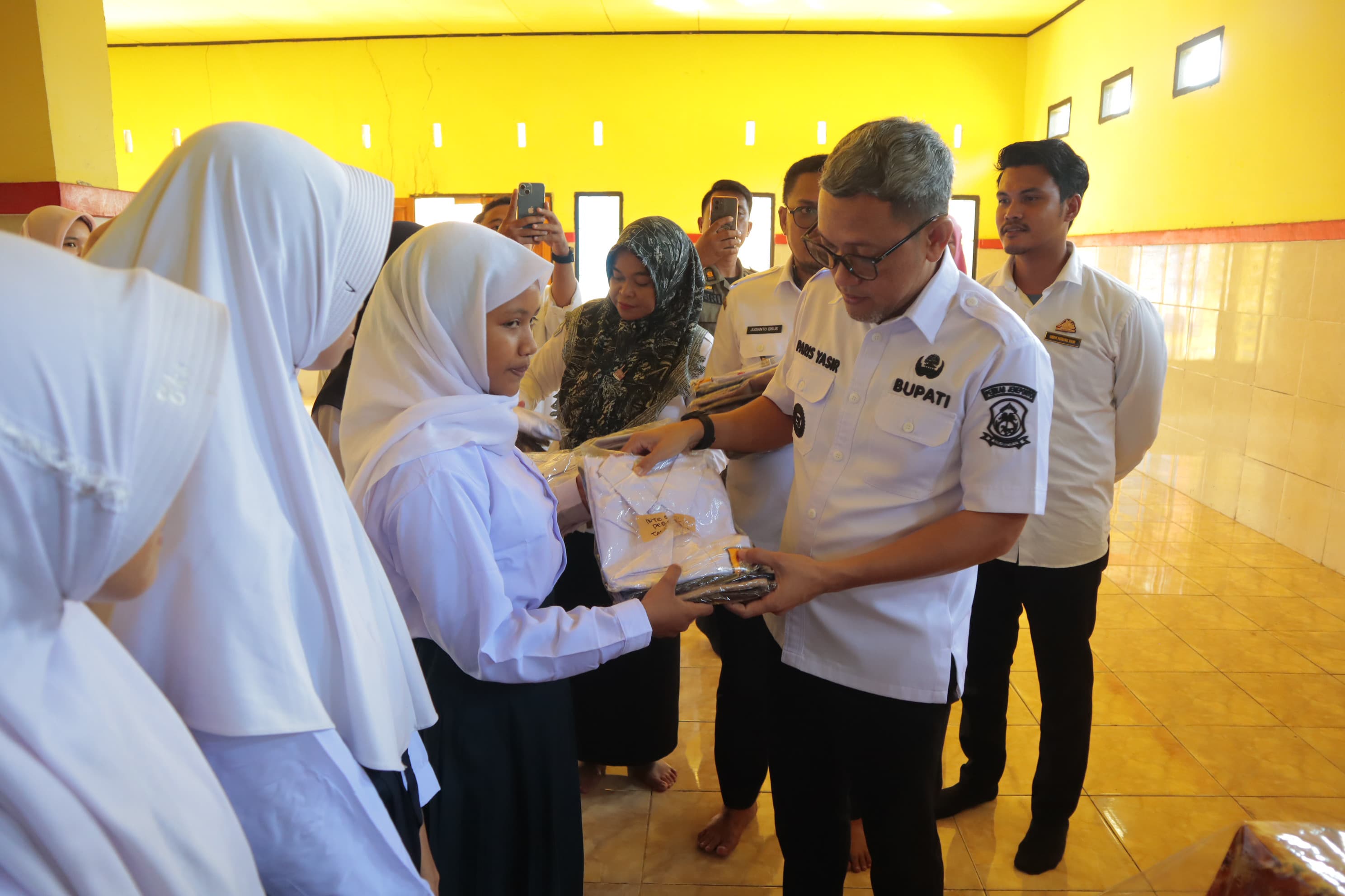 Serahkan Bantuan Seragam Sekolah, Bupati Jeneponto Dorong Pengkatan Pendidikan Berkualitas