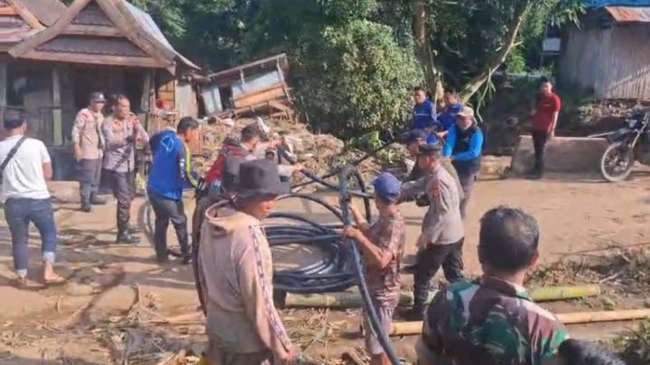 Kapolres dan Dandim Jeneponto Pimpin Pembersihan Sisa Banjir di Rumbia Kapolres dan Dandim